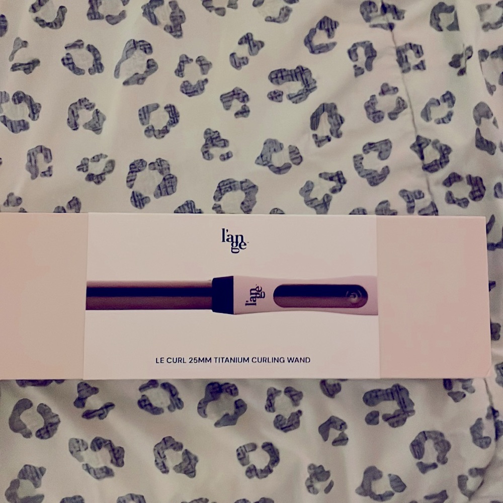 Lange 25mm titanium curling wand…never used! Glove still in unopened package!